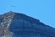 24 Maxi zoom sulla croce del Pegherolo (2369 m)